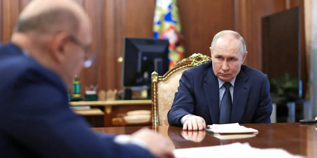 «Айсберг почне розвалюватись». Яка галузь у РФ вже посипалась, що відбувається з банками і чи можлива гіперінфляція, — Ліпсіц