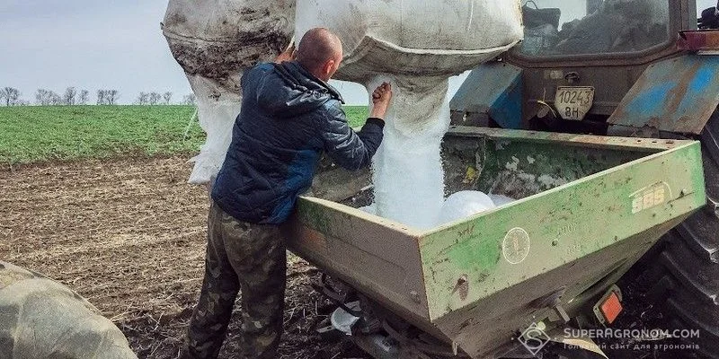Цього року аграрії менше внесуть азотних добрив та отримають менше врожаю (Фото: SuperAgronom.com)