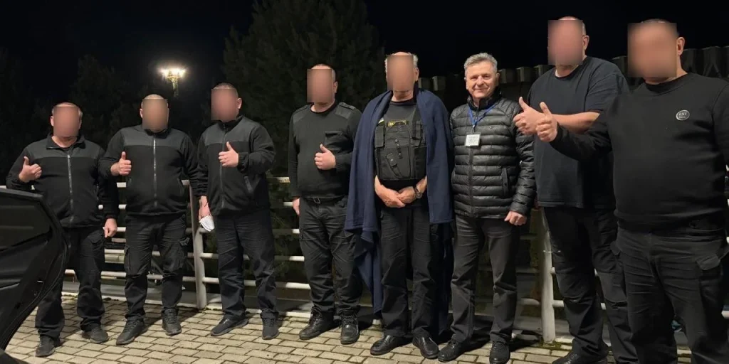 28 годин тримали в кайданках. МЗС України звинуватило Угорщину в грубому поводженні з інкасаторами Ощадбанку