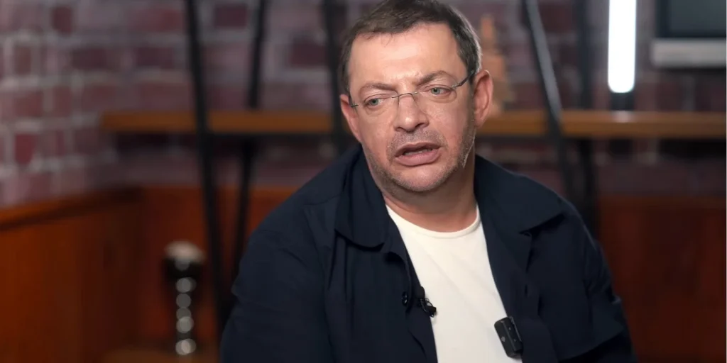 Гороховський опублікував фото клієнтки monobank нібито на тлі російського «триколору», вона стверджує, що це прапор Словенії: що відомо
