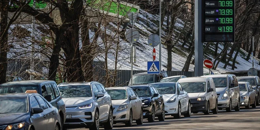 Вартість пального на АЗК б'є всі рекорди (Фото: REUTERS/Alina Smutko)