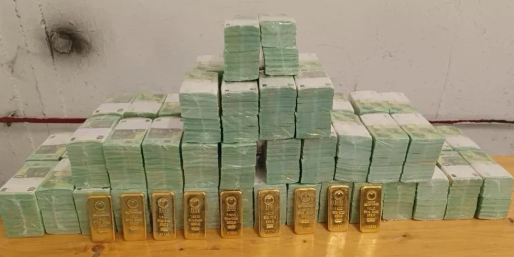 Угорська влада опублікувала фото захопленої готівки і золота Ощадбанку