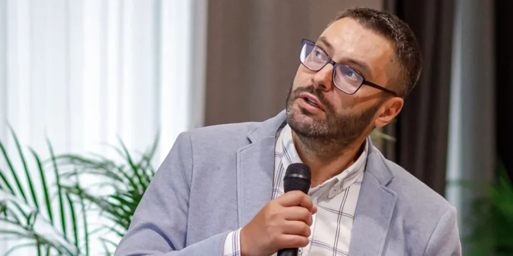 Очільник асоціації «Укрбіоетанол» Тарас Миколаєнко спостерігає, як зростають ціни на біоетанол у світі через війну в Ірані (Фото: facebook Тараса Миколаєнка)