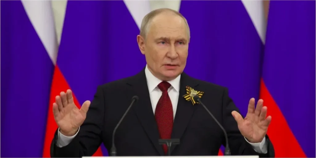 На тлі рекордно великих дірок у скарбниці. Путін стверджує, що економіці РФ «нічого не загрожує» і Кремль її «свідомо охолоджує»