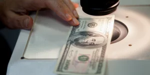 Євросоюз дає €90 млрд допомоги, але вимагає жорстких фіскальних кроків. Але замість ліквідації тіньових схем та ФОП-мереж влада піднімає податки для білого бізнесу (Фото: НБУ)