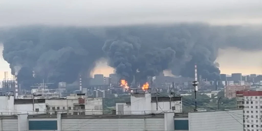 Пожежа на Московському НПЗ залишила без авіапалива чотири ключові аеропорти російської столиці (Фото: SOCIAL MEDIA/via REUTERS)