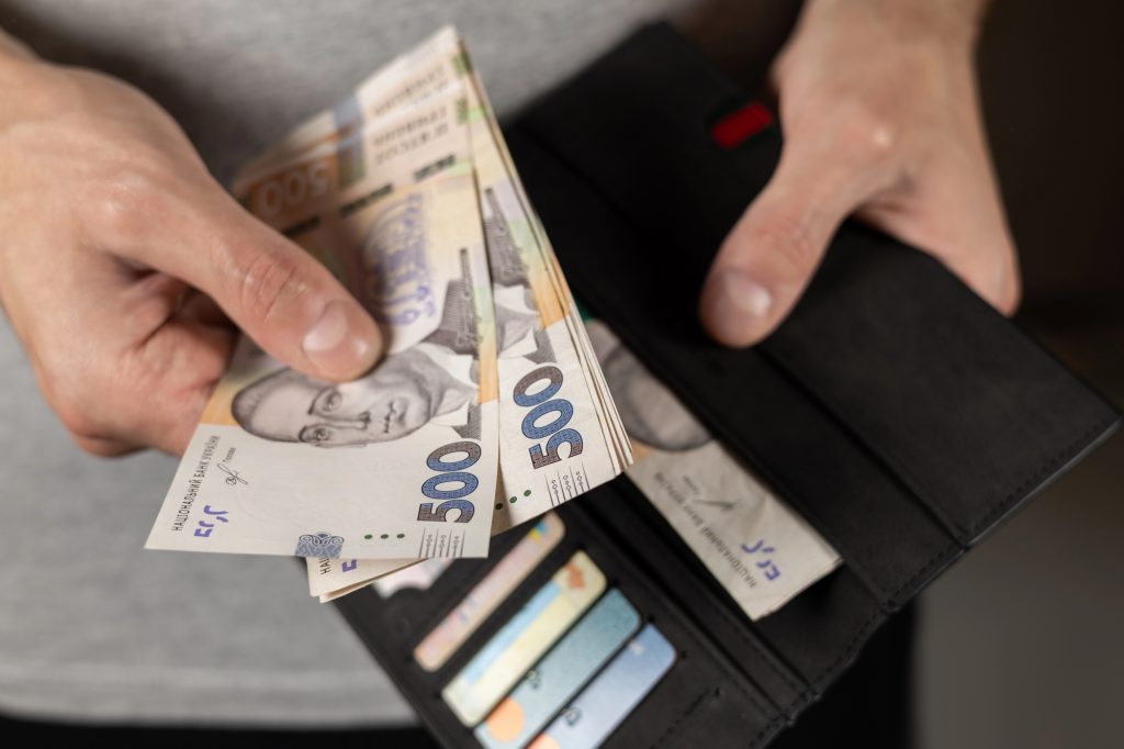 Скільки потрібно заробляти для комфортного життя — думки українців