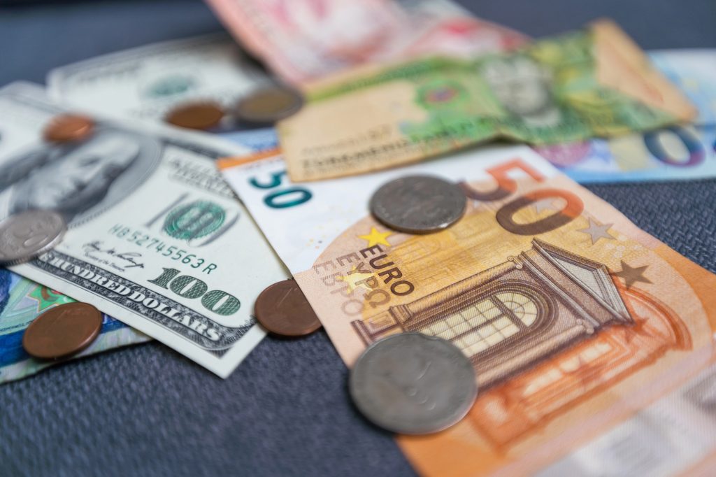 Яким буде курс долара і євро в середині червня — прогноз банкіра