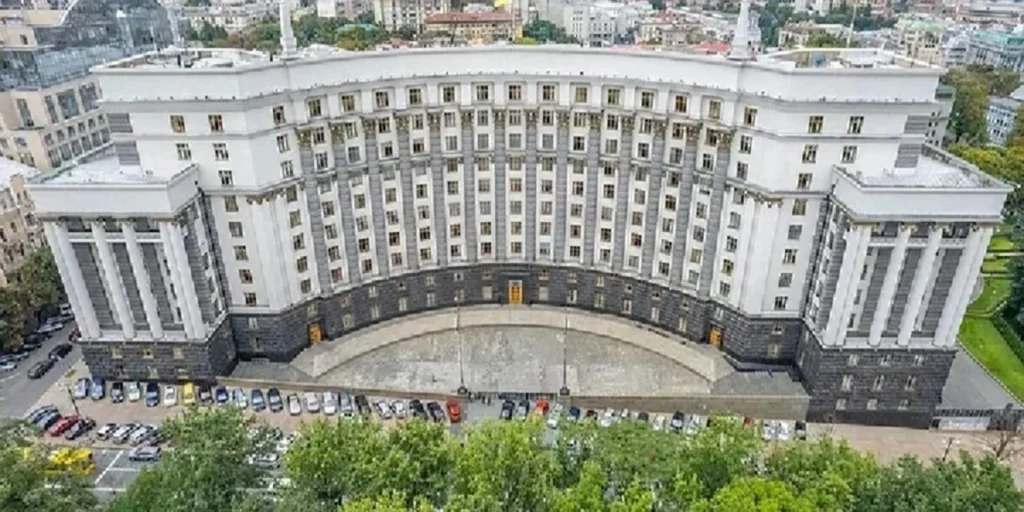 Кабмін вирішив продати одразу два держбанки, ПриватБанк — трохи пізніше