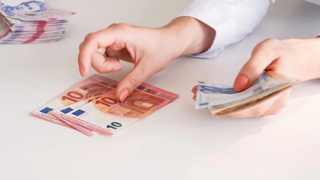 Гривня чи євро? Банкір розповів, коли Україна перейде на єдину валюту з ЄС