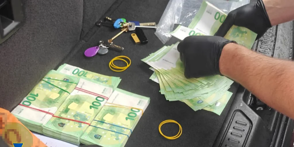 Радницю Торгово-промислової палати та її сина підозрюють у вимаганні €100 тисяч у виробника бойових дронів